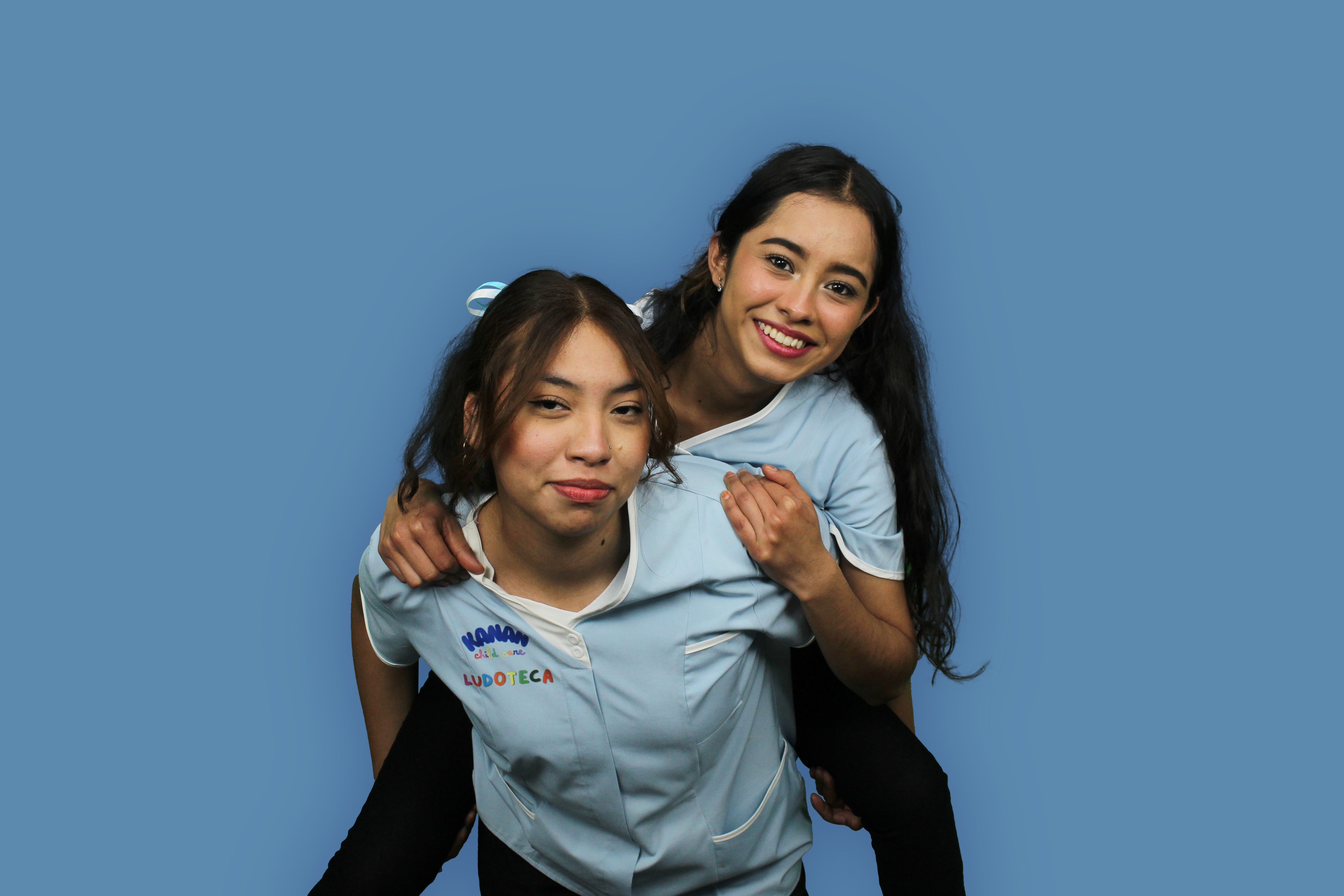 Niñeras profesionales cuidando a niños en eventos y restaurantes