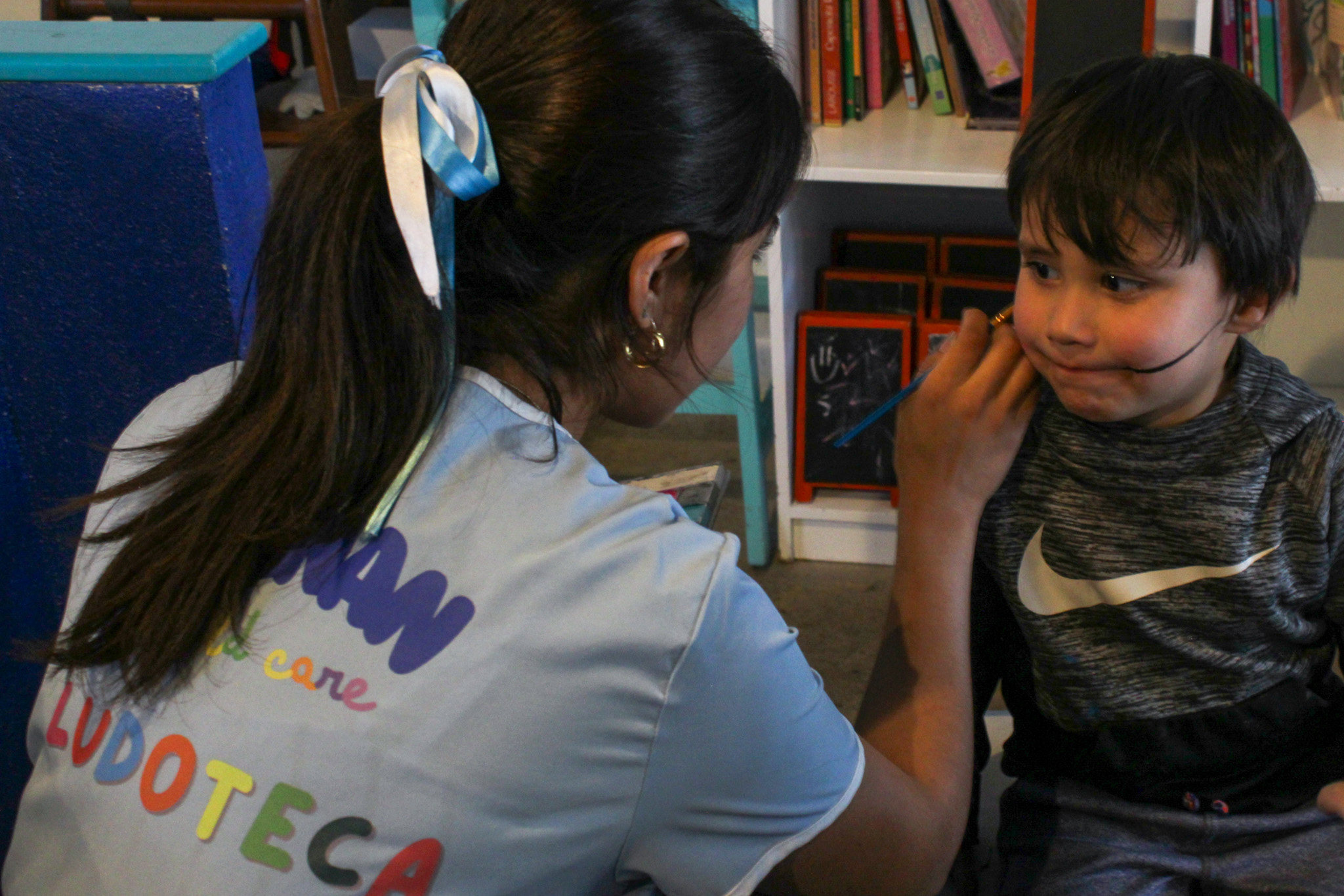 Niñeras con actividades infantiles